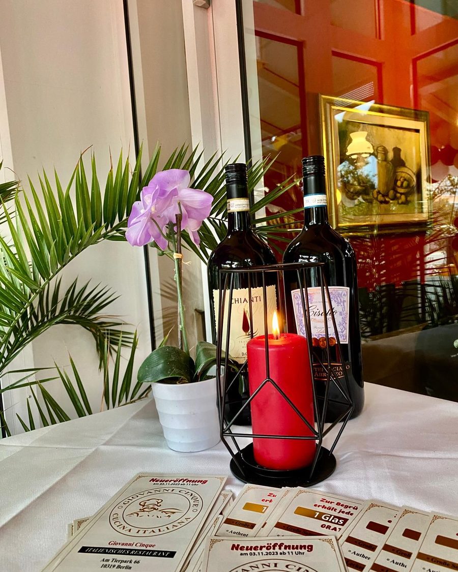 Gedeckter Tisch mit Wein – Ristorante Giovanni Cinque